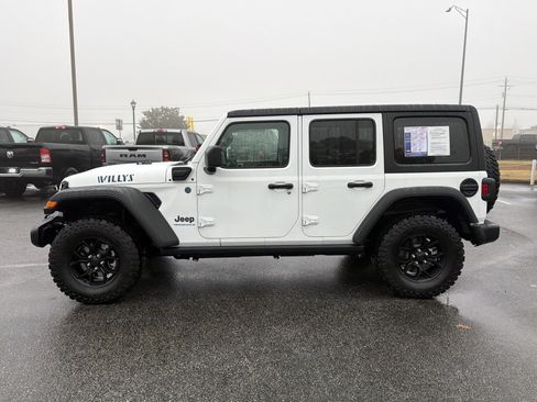 Used 2025 Jeep Wrangler Willys image 9