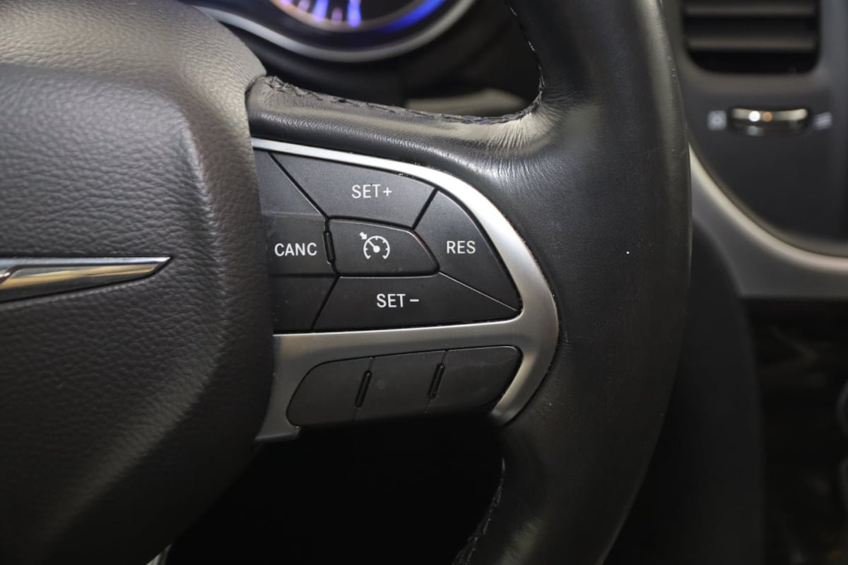 Used 2015 Chrysler 300 Limited RWD image 29
