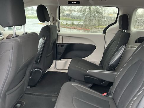 Used 2023 Chrysler Voyager LX image 13