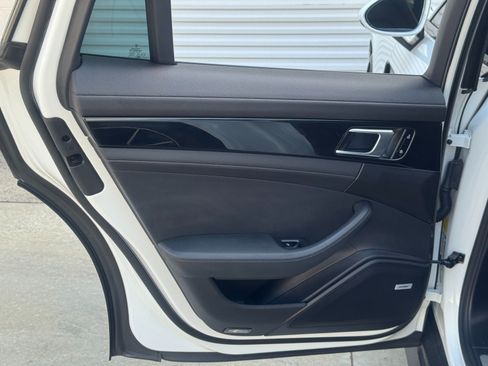 Used 2019 Porsche Panamera RWD image 40