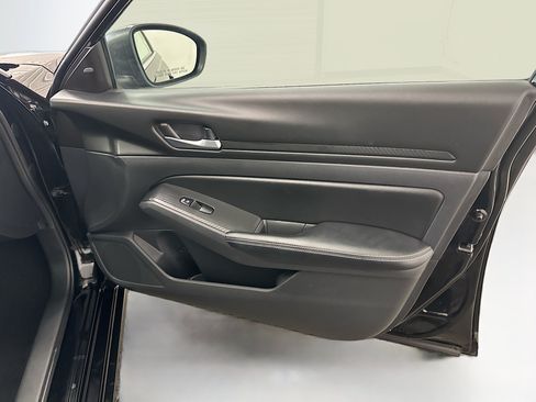 Used 2025 Nissan Altima 2.5 SV FWD image 32