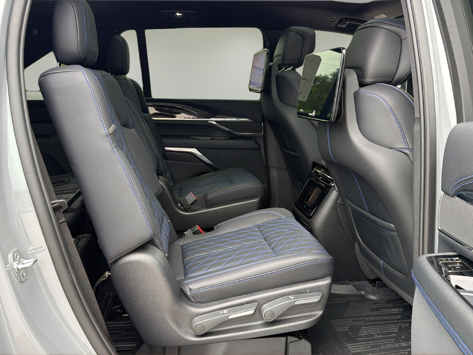 New 2026 Cadillac Escalade IQ Sport 1 w/ LPO, Floor Liner Package AWD/4WD image 21