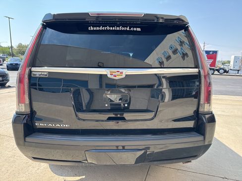 Used 2015 Cadillac Escalade Premium image 3