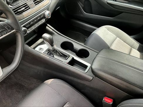 Used 2025 Nissan Altima 2.5 SV FWD image 17