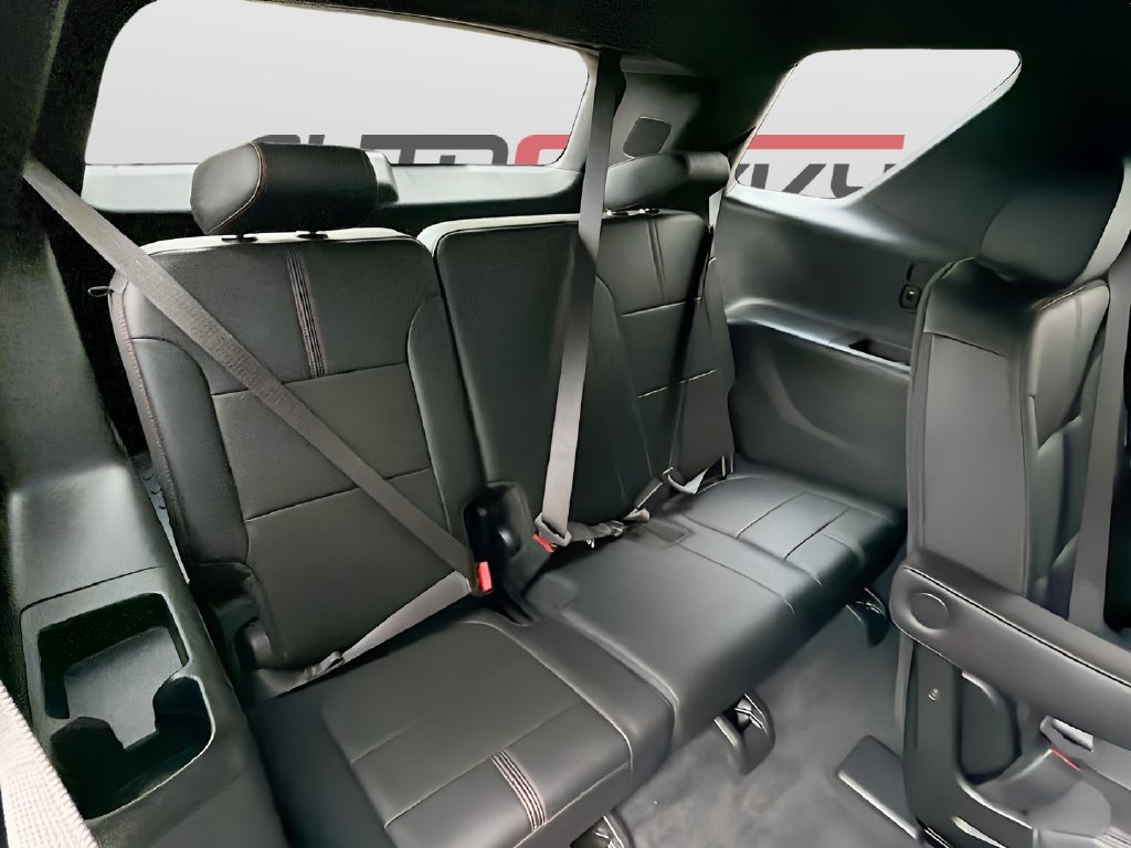 Used 2023 Chevrolet Traverse RS FWD image 28