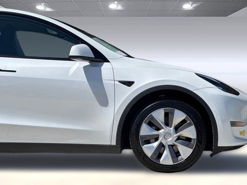 Used 2022 Tesla Model Y Long Range AWD/4WD image 35