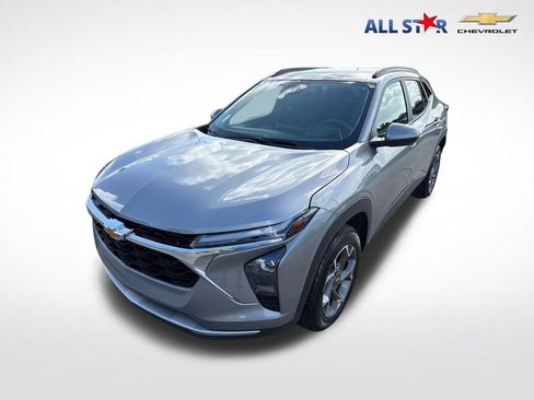 Used 2025 Chevrolet Trax LT FWD image 1