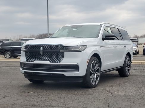 New 2026 Lincoln Navigator Reserve AWD/4WD image 2