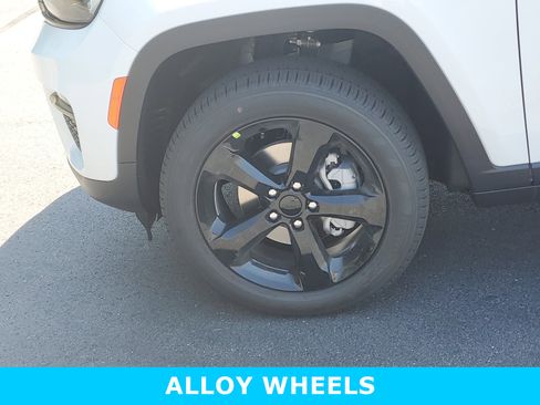 New 2025 Jeep Grand Cherokee Limited w/ Black Appearance Package image 9
