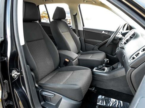 Used 2017 Volkswagen Tiguan S image 32