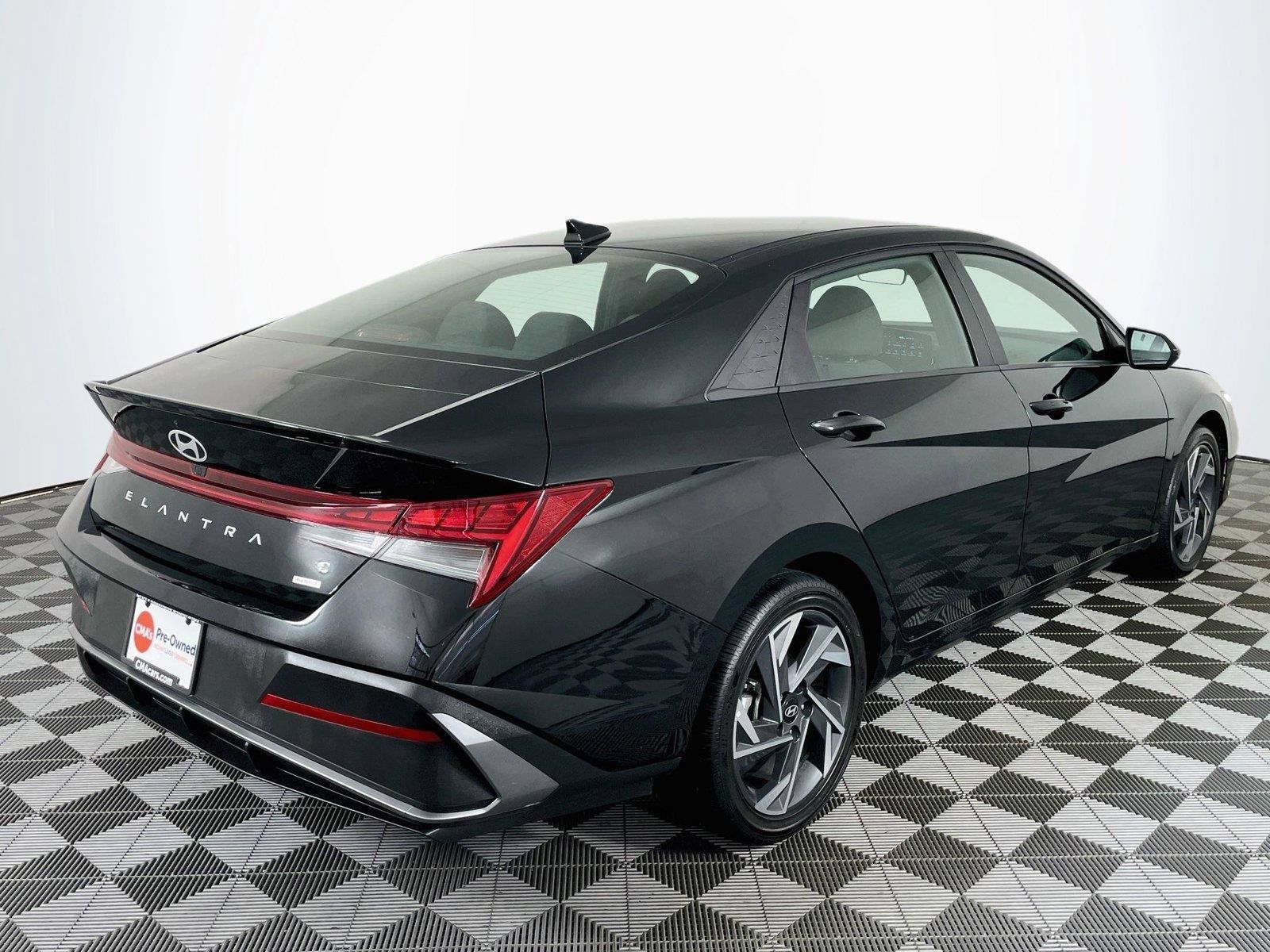 Certified 2025 Hyundai Elantra SEL FWD image 10