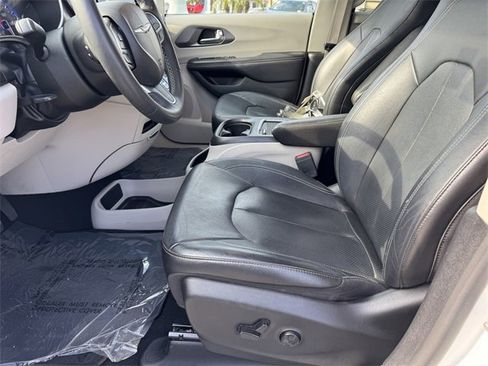 Used 2022 Chrysler Pacifica Touring-L image 13