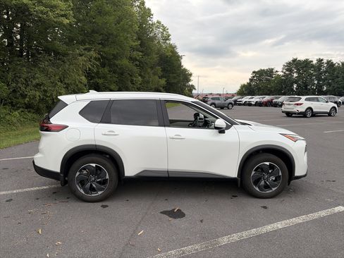 Used 2024 Nissan Rogue SV w/ SV Premium Package AWD/4WD image 4