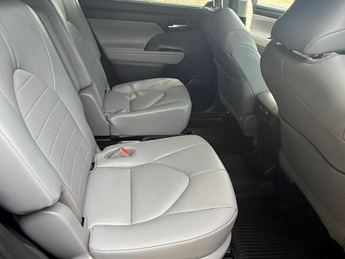 Used 2021 Toyota Highlander XLE AWD/4WD image 51