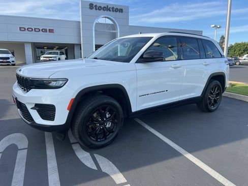 Used 2024 Jeep Grand Cherokee Altitude RWD image 4