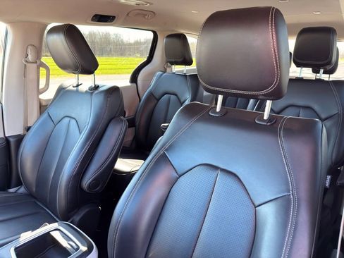 Used 2023 Chrysler Pacifica Touring-L image 20