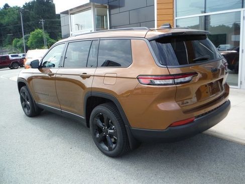 New 2026 Jeep Grand Cherokee L Limited w/ Limited Altitude Package AWD/4WD image 13