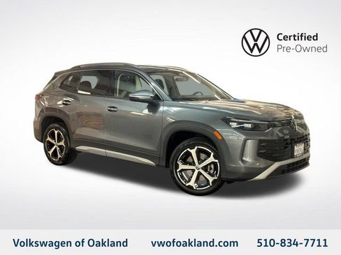 Certified 2025 Volkswagen Tiguan SE AWD/4WD image 1