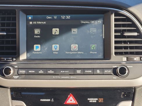 Used 2017 Hyundai Elantra Limited w/ Limited Tech Package 04 image 17