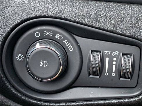 Used 2020 Jeep Renegade Altitude AWD/4WD image 12