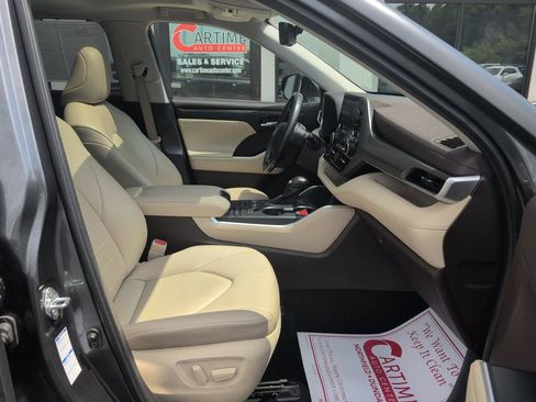 Used 2021 Toyota Highlander XLE AWD/4WD image 11