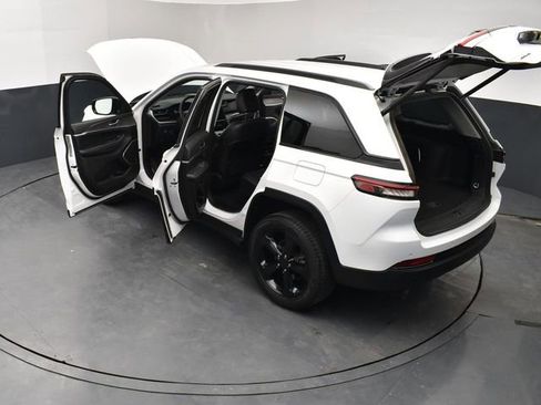 Used 2023 Jeep Grand Cherokee Limited w/ Luxury Tech Group II image 28