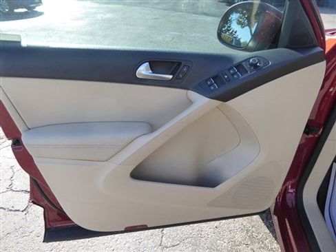 Used 2016 Volkswagen Tiguan SE image 9