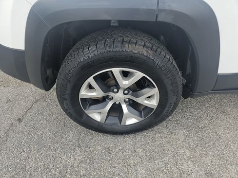 Used 2017 Jeep Cherokee Trailhawk AWD/4WD image 27