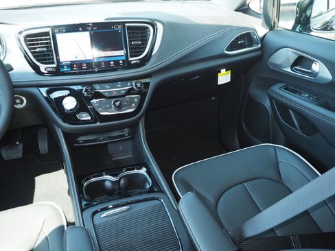 New 2026 Chrysler Pacifica Limited w/ Uconnect Theater Family Group image 25