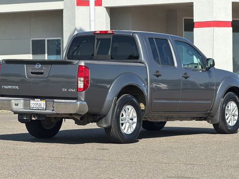 Used 2018 Nissan Frontier SV AWD/4WD image 2