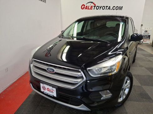 Used 2017 Ford Escape SE image 3