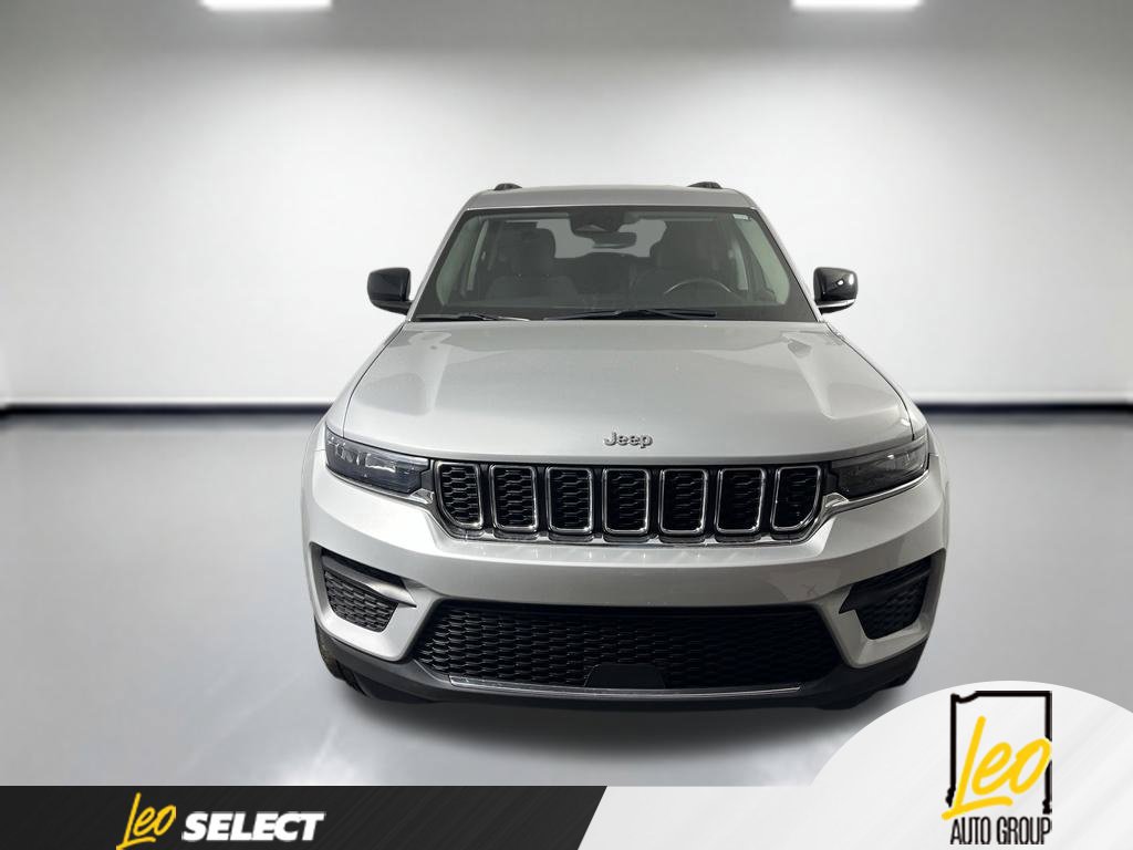 Used 2023 Jeep Grand Cherokee Laredo w/ Luxury Tech Group I RWD image 2
