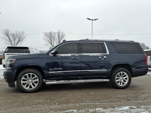 Used 2018 Chevrolet Suburban LT w/ LT Signature Package image 7