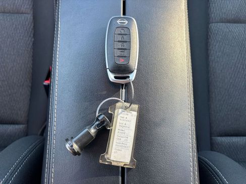 Used 2025 Nissan Rogue SV image 21