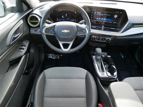 Used 2024 Chevrolet Trax LT w/ Sunroof Package image 11