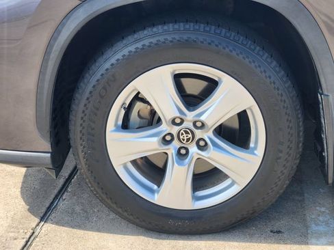 Used 2021 Toyota Highlander L FWD image 10