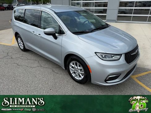 Used 2023 Chrysler Pacifica Touring-L FWD image 1