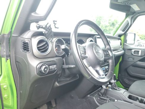 Used 2018 Jeep Wrangler Unlimited Sahara w/ Uconnect 4C Nav & Sound Group AWD/4WD image 17