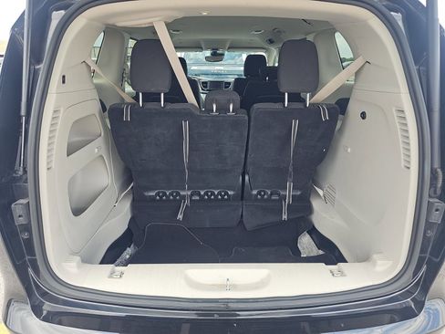 Used 2023 Chrysler Voyager LX FWD image 8