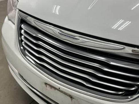 Used 2014 Chrysler Town & Country Touring FWD image 29