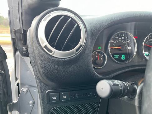 Used 2017 Jeep Wrangler Unlimited Rubicon w/ Connectivity Group image 11