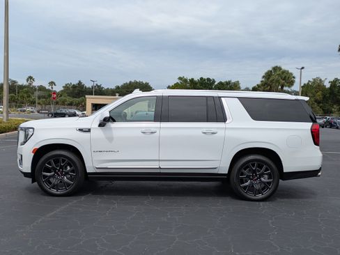 Used 2024 GMC Yukon XL Denali AWD/4WD image 3