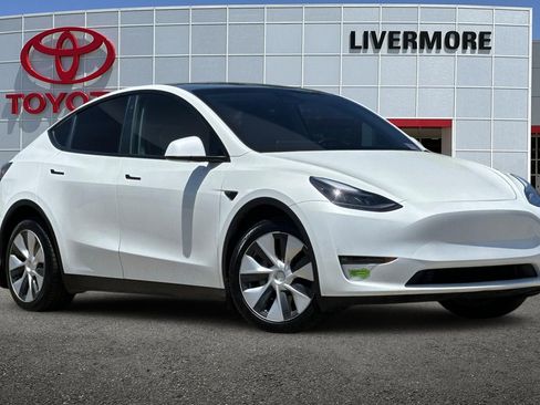 Used 2023 Tesla Model Y Long Range AWD/4WD image 2