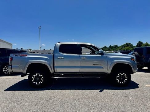 Used 2020 Toyota Tacoma TRD Sport w/ Technology Package AWD/4WD image 5