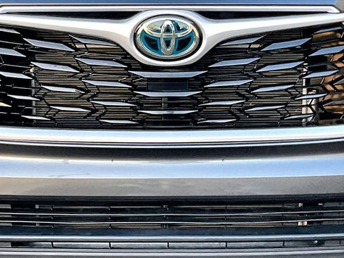 Used 2024 Toyota Highlander LE image 12