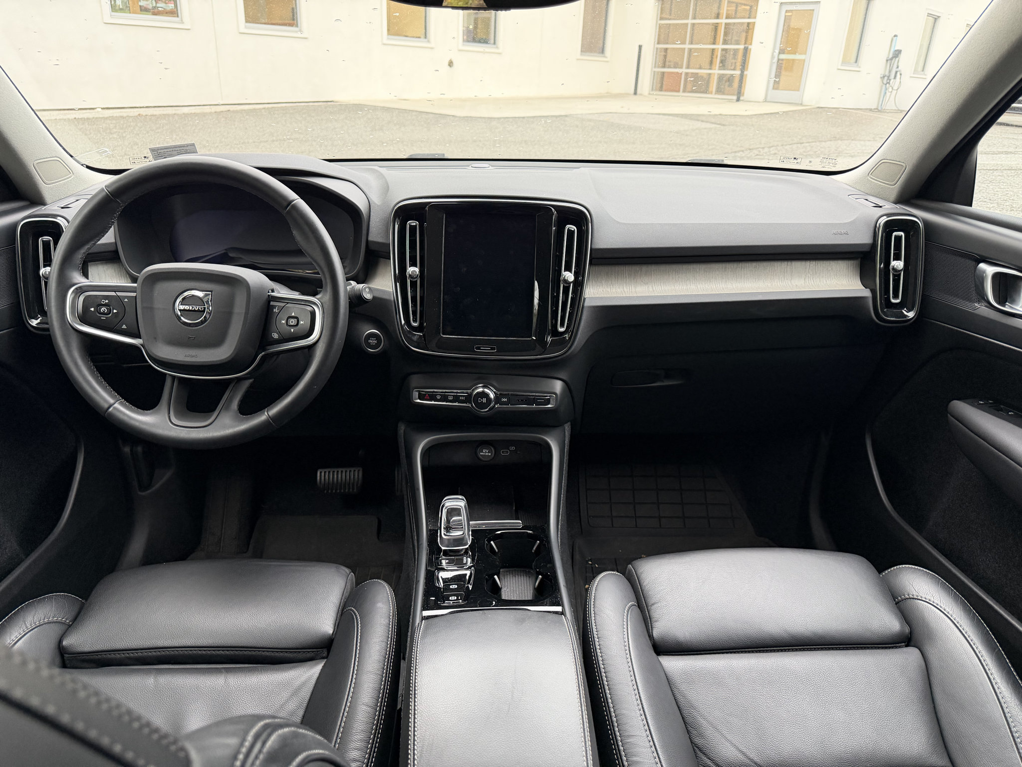 Used 2023 Volvo XC40 B5 Plus w/ Protection Package Premier AWD/4WD image 12