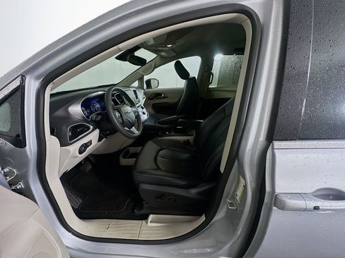 Used 2024 Chrysler Pacifica Touring-L image 13