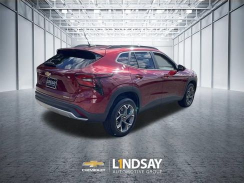 Used 2025 Chevrolet Trax LT FWD image 8
