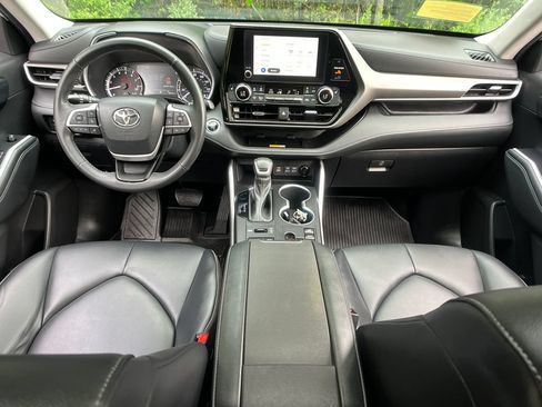 Used 2023 Toyota Highlander XLE AWD/4WD image 12