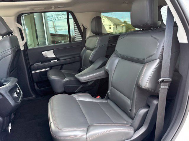 Used 2025 Ford Expedition Active AWD/4WD image 10